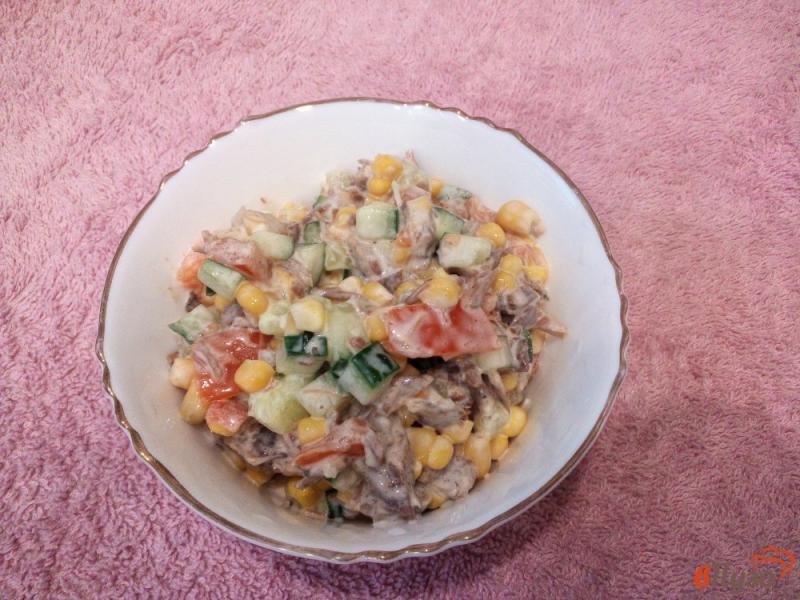 Фото приготовление рецепта: Мясной салат с кукурузой, огурцом и помидором шаг №5