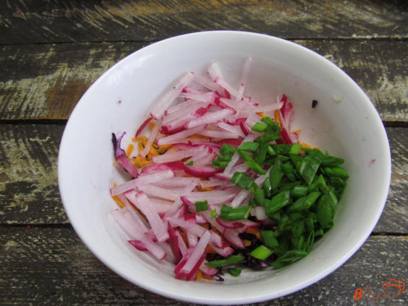 Фото приготовление рецепта: Салат из красной капусты с редиской и розмарином шаг №3