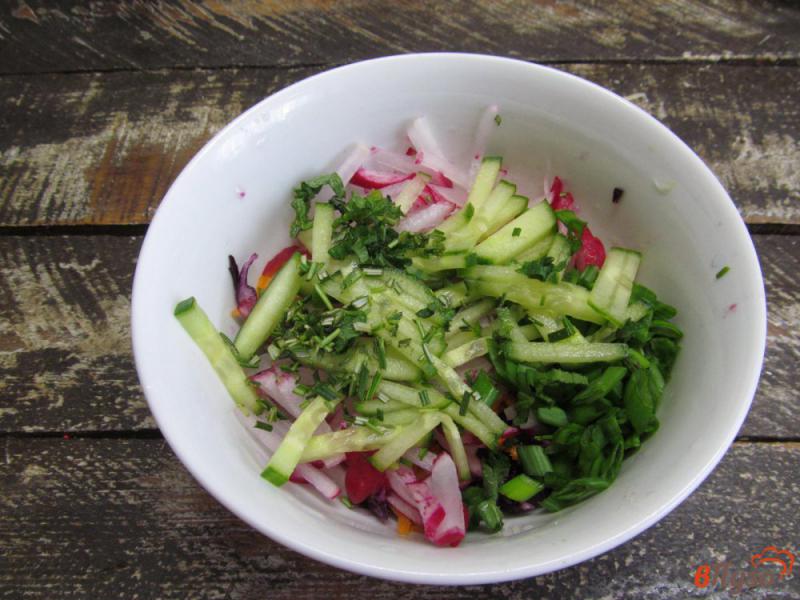 Фото приготовление рецепта: Салат из красной капусты с редиской и розмарином шаг №4