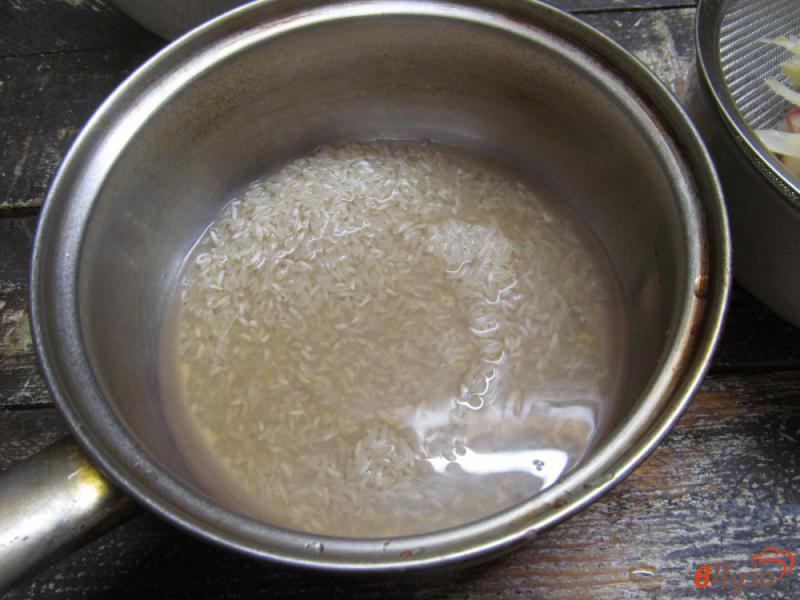 Фото приготовление рецепта: Рис с капустой и вешенками шаг №4