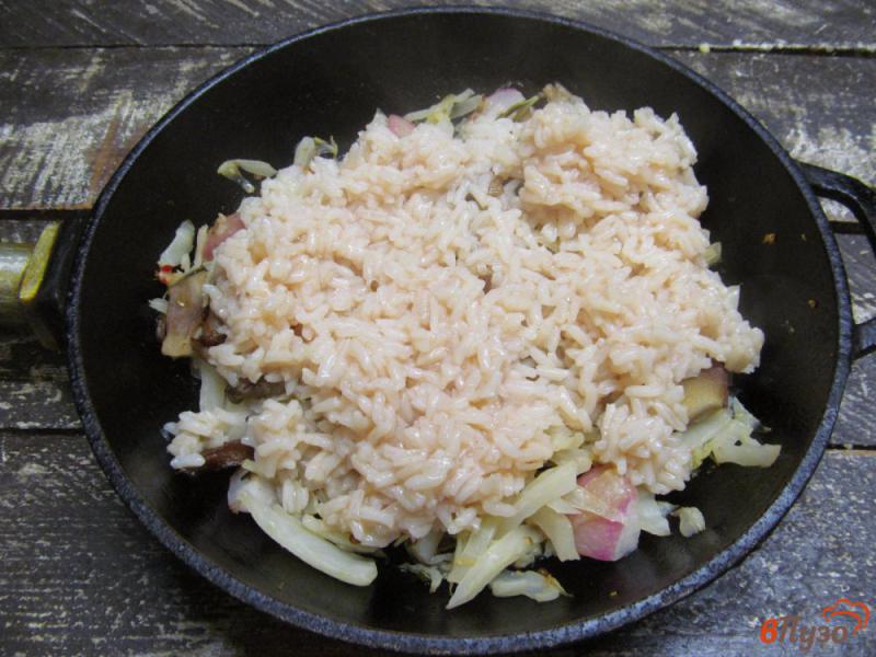 Фото приготовление рецепта: Рис с капустой и вешенками шаг №7