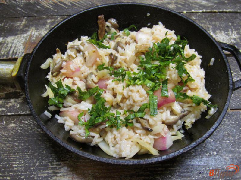 Фото приготовление рецепта: Рис с капустой и вешенками шаг №9