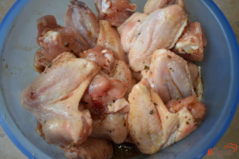 Фото приготовление рецепта: Куриные крылышки в соевом соусе шаг №3