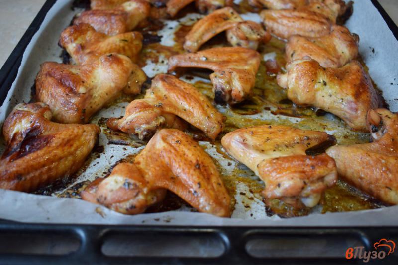 Фото приготовление рецепта: Куриные крылышки в соевом соусе шаг №5