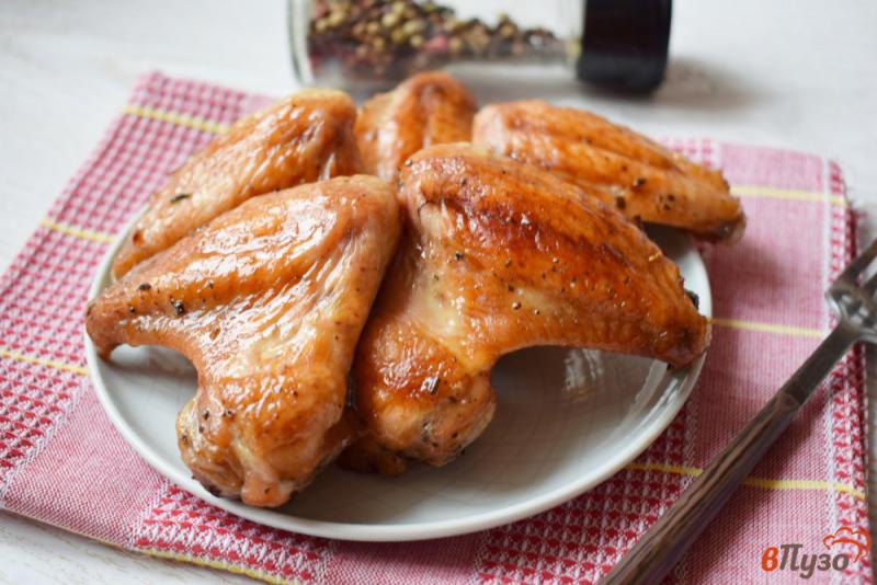 Фото приготовление рецепта: Куриные крылышки в соевом соусе шаг №6