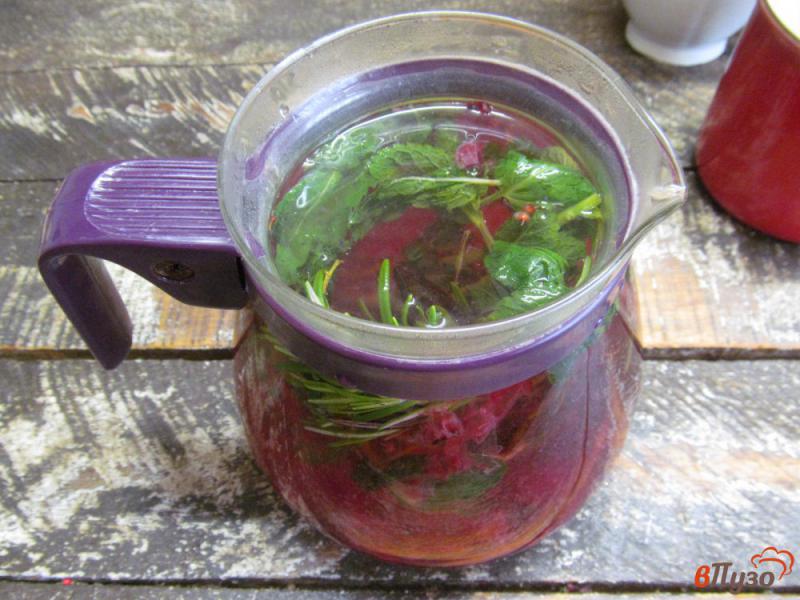 Фото приготовление рецепта: Чай с красной смородиной розмарином и мятой шаг №4