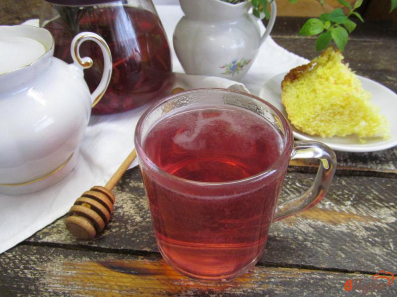 Фото приготовление рецепта: Чай с красной смородиной розмарином и мятой шаг №5