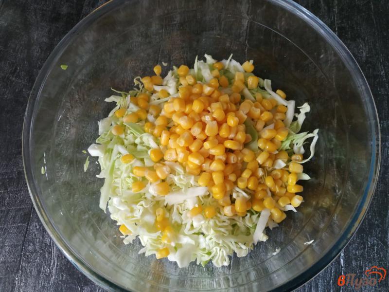 Фото приготовление рецепта: Салат из молодой капусты с кукурузой шаг №2