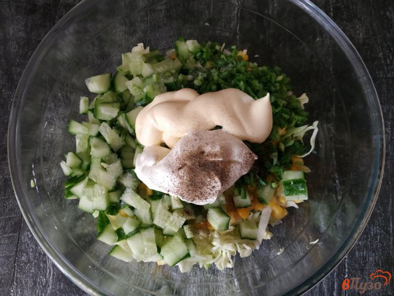 Фото приготовление рецепта: Салат из молодой капусты с кукурузой шаг №4