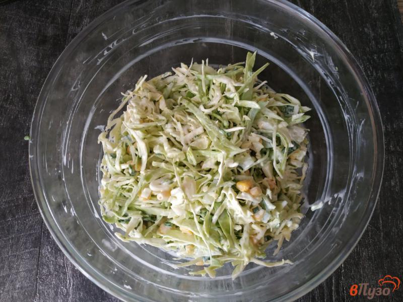 Фото приготовление рецепта: Салат из молодой капусты с кукурузой шаг №5