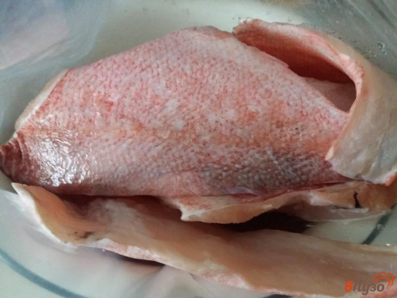 Фото приготовление рецепта: Филе морского окуня в сливочно-медовом соусе шаг №1