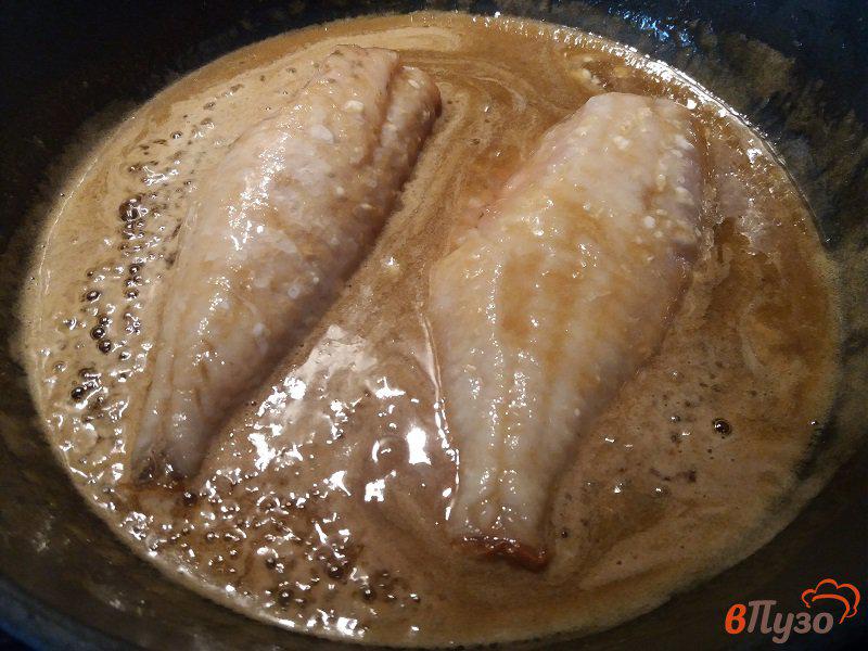 Фото приготовление рецепта: Филе морского окуня в сливочно-медовом соусе шаг №4