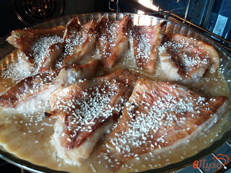 Фото приготовление рецепта: Филе морского окуня в сливочно-медовом соусе шаг №7