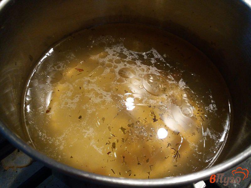Фото приготовление рецепта: Куриный суп с рисом и фрикадельками шаг №1