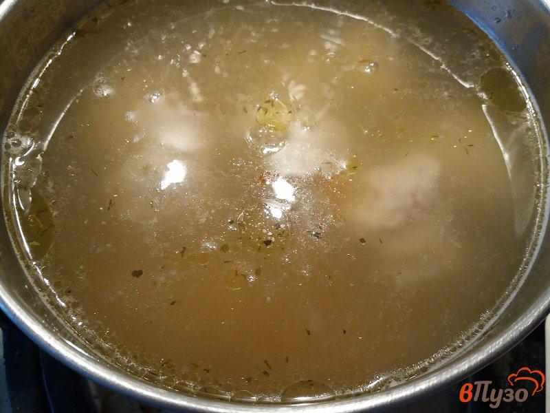 Фото приготовление рецепта: Куриный суп с рисом и фрикадельками шаг №4