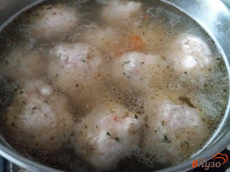 Фото приготовление рецепта: Куриный суп с рисом и фрикадельками шаг №5