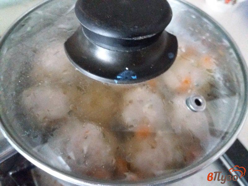 Фото приготовление рецепта: Куриный суп с рисом и фрикадельками шаг №6