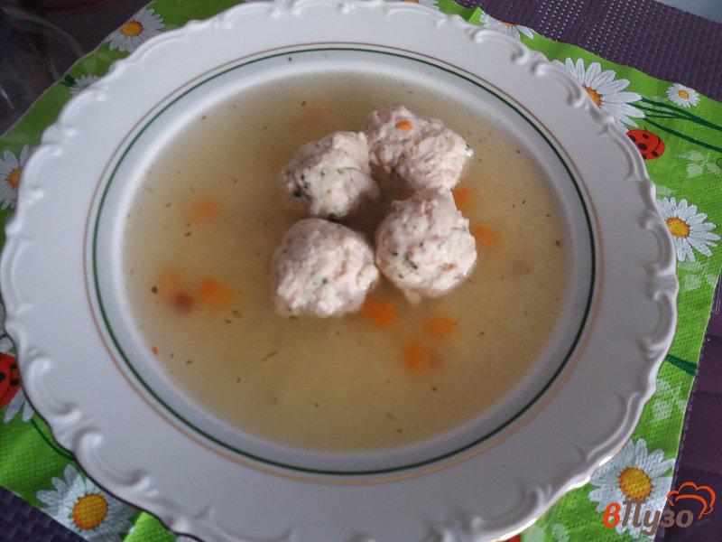 Фото приготовление рецепта: Куриный суп с рисом и фрикадельками шаг №7