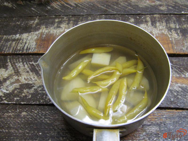 Фото приготовление рецепта: Теплый салат из свеклы с картофелем и сыром фета шаг №3