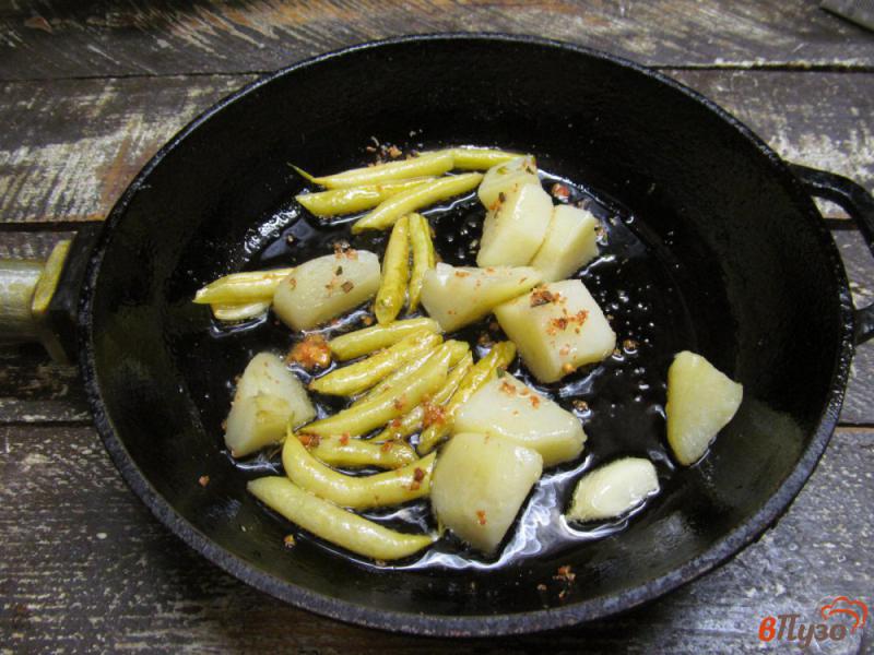 Фото приготовление рецепта: Теплый салат из свеклы с картофелем и сыром фета шаг №4