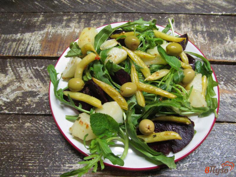 Фото приготовление рецепта: Теплый салат из свеклы с картофелем и сыром фета шаг №5