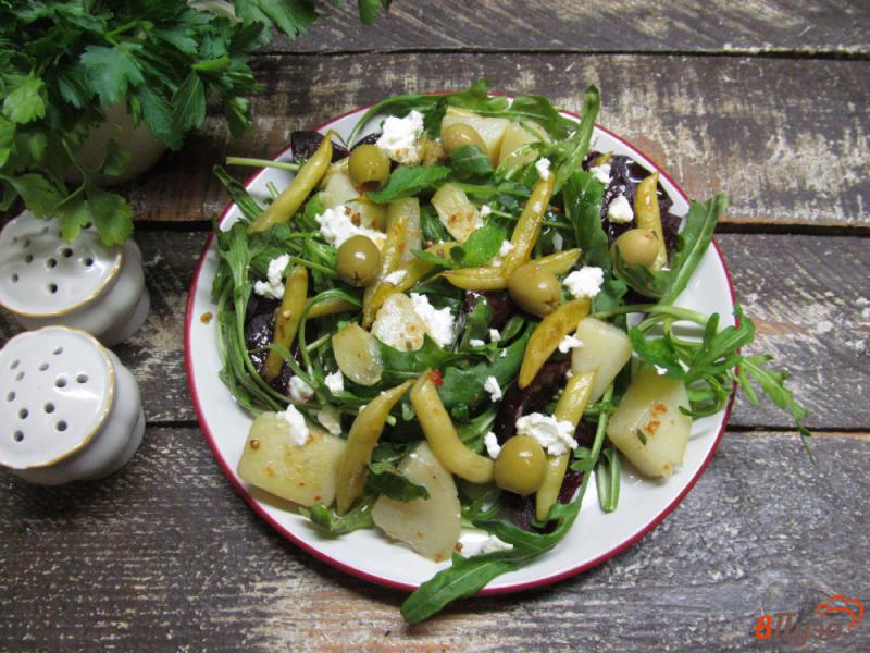 Фото приготовление рецепта: Теплый салат из свеклы с картофелем и сыром фета шаг №7