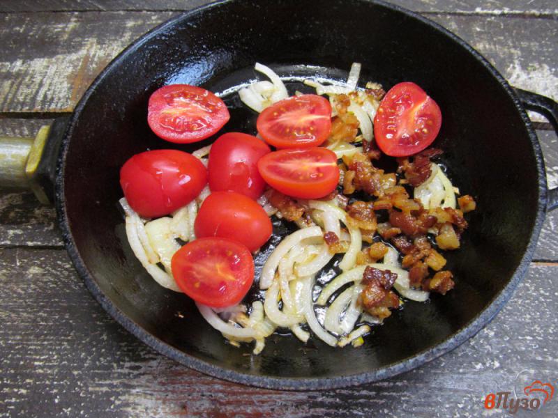 Фото приготовление рецепта: Омлет с беконом сыром и томатами черри шаг №3