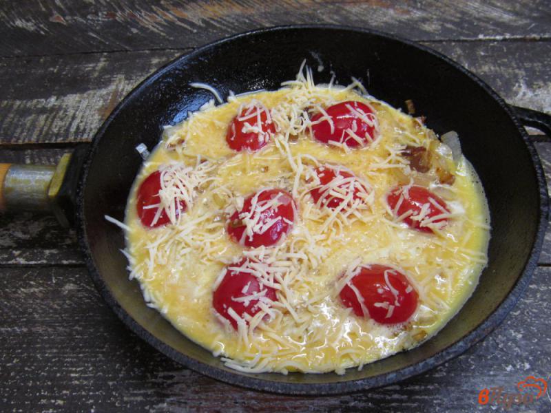 Фото приготовление рецепта: Омлет с беконом сыром и томатами черри шаг №6