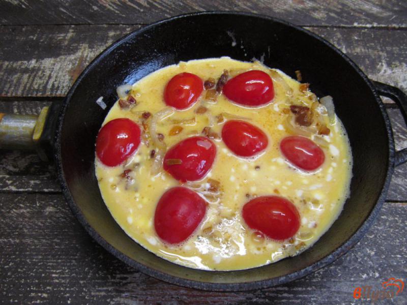 Фото приготовление рецепта: Омлет с беконом сыром и томатами черри шаг №5
