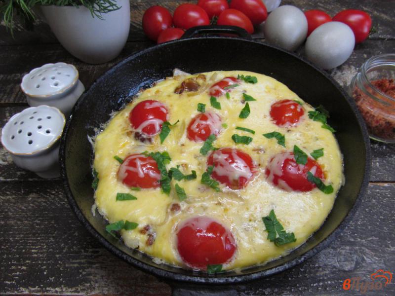 Фото приготовление рецепта: Омлет с беконом сыром и томатами черри шаг №8
