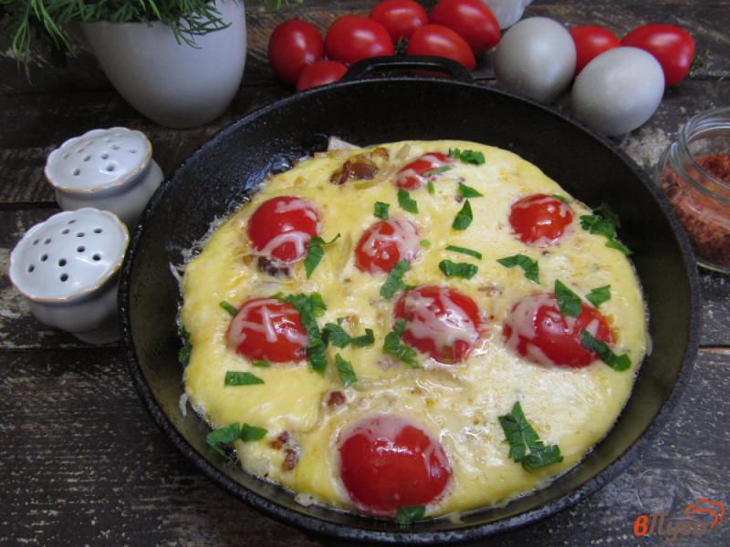 Фото приготовление рецепта: Омлет с беконом сыром и томатами черри шаг №7