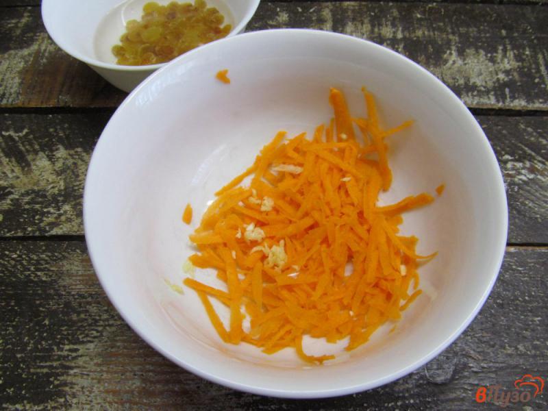 Фото приготовление рецепта: Свекольный салат с морковью изюмом и клюквой шаг №2