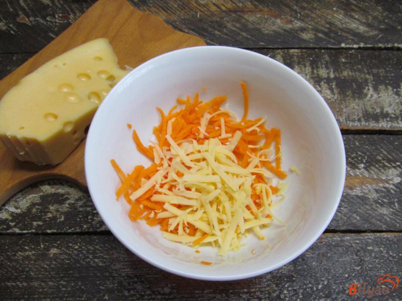 Фото приготовление рецепта: Свекольный салат с морковью изюмом и клюквой шаг №3