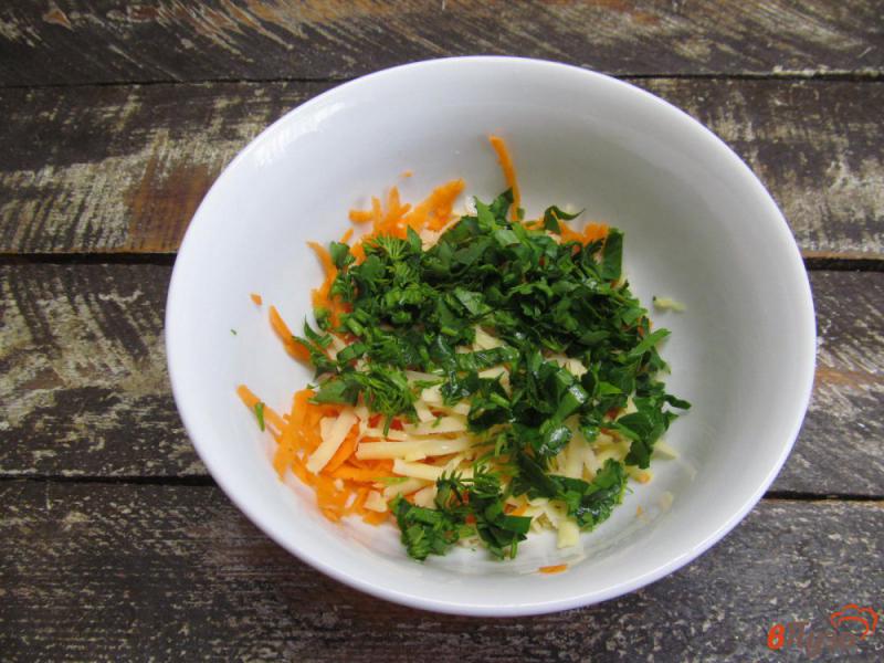 Фото приготовление рецепта: Свекольный салат с морковью изюмом и клюквой шаг №4