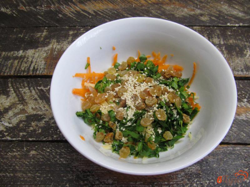 Фото приготовление рецепта: Свекольный салат с морковью изюмом и клюквой шаг №6