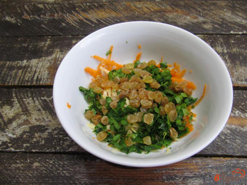 Фото приготовление рецепта: Свекольный салат с морковью изюмом и клюквой шаг №5