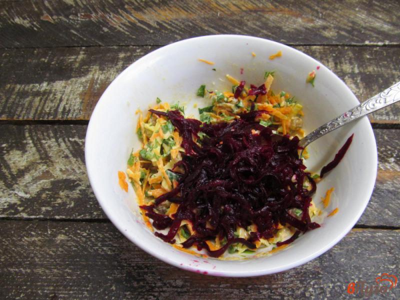 Фото приготовление рецепта: Свекольный салат с морковью изюмом и клюквой шаг №8