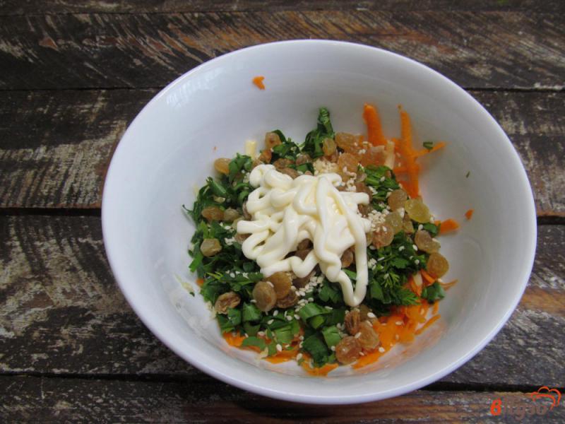 Фото приготовление рецепта: Свекольный салат с морковью изюмом и клюквой шаг №7