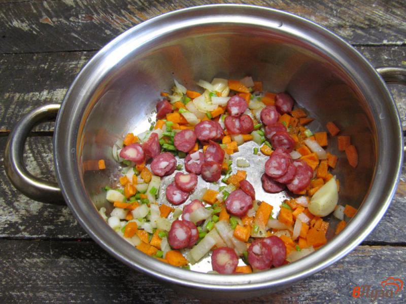 Фото приготовление рецепта: Гороховый суп с грибами и колбасками шаг №2