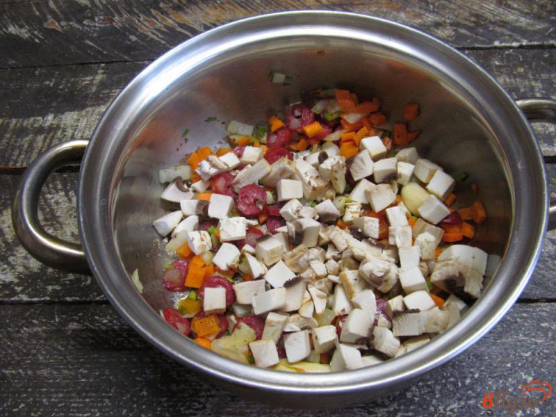 Фото приготовление рецепта: Гороховый суп с грибами и колбасками шаг №3