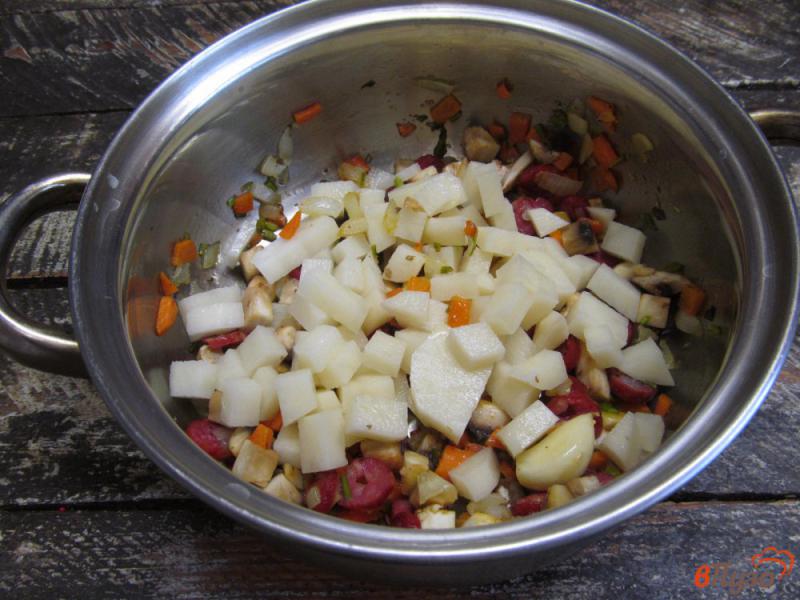 Фото приготовление рецепта: Гороховый суп с грибами и колбасками шаг №4