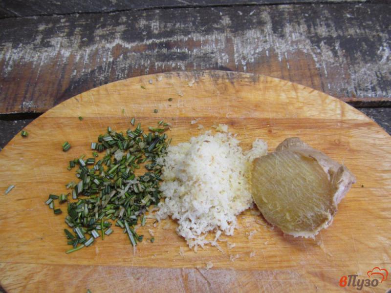 Фото приготовление рецепта: Ароматная соль с чесноком имбирем и паприкой шаг №2