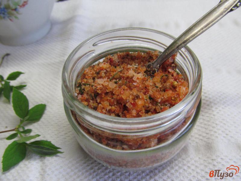 Фото приготовление рецепта: Ароматная соль с чесноком имбирем и паприкой шаг №9