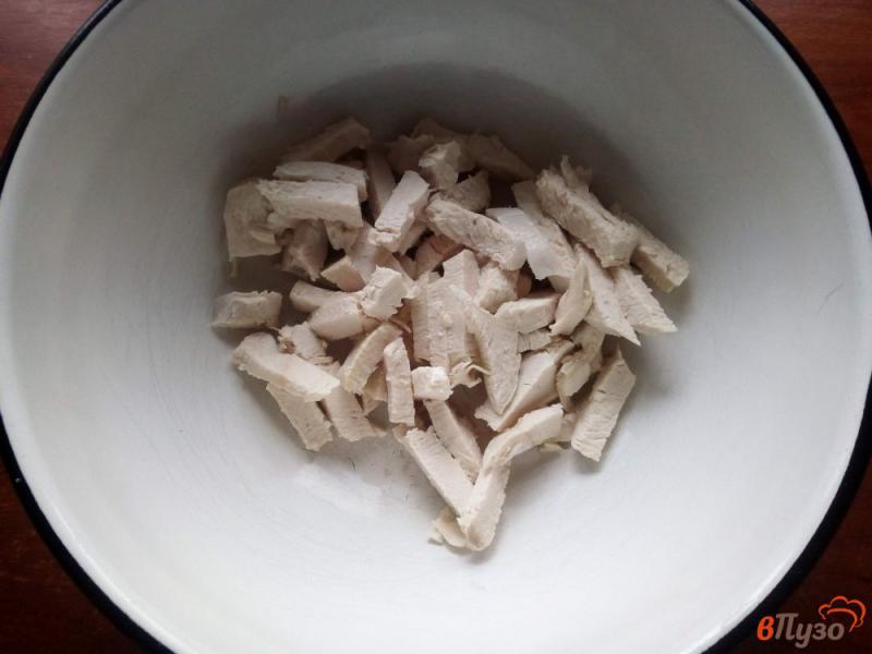 Фото приготовление рецепта: Салат из куриного филе и яичного блина шаг №1