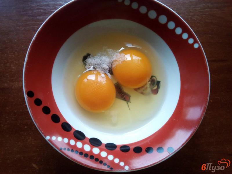 Фото приготовление рецепта: Салат из куриного филе и яичного блина шаг №3