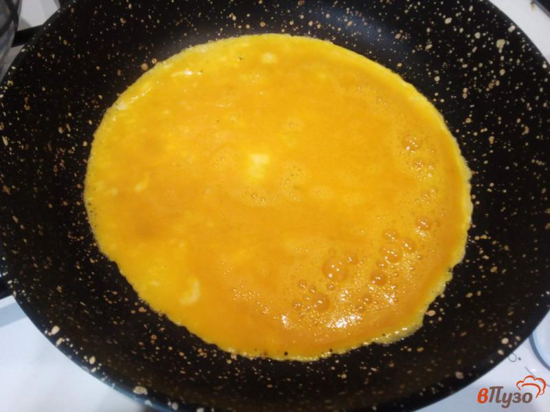 Фото приготовление рецепта: Салат из куриного филе и яичного блина шаг №4