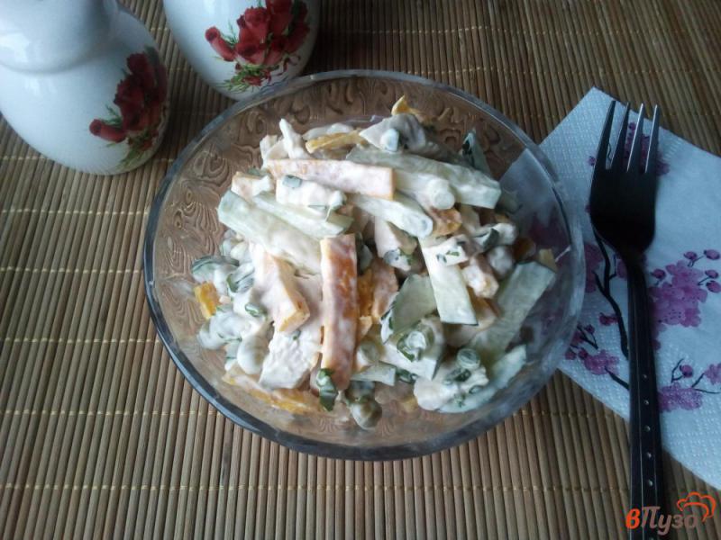 Фото приготовление рецепта: Салат из куриного филе и яичного блина шаг №8