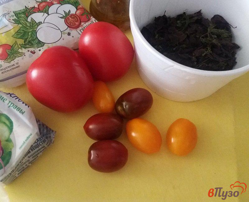 Фото приготовление рецепта: Салат из помидор в прованском стиле шаг №1