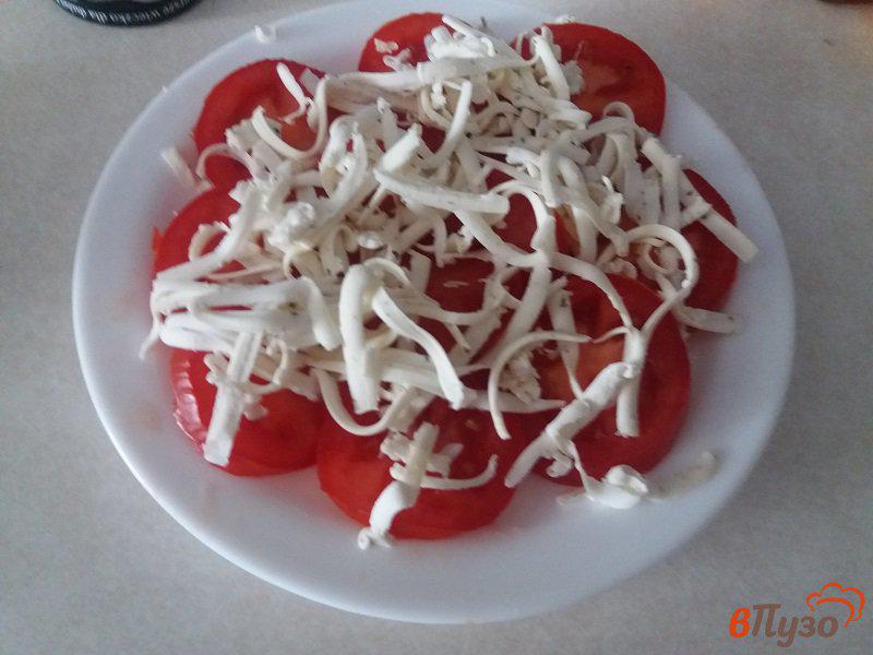 Фото приготовление рецепта: Салат из помидор в прованском стиле шаг №3