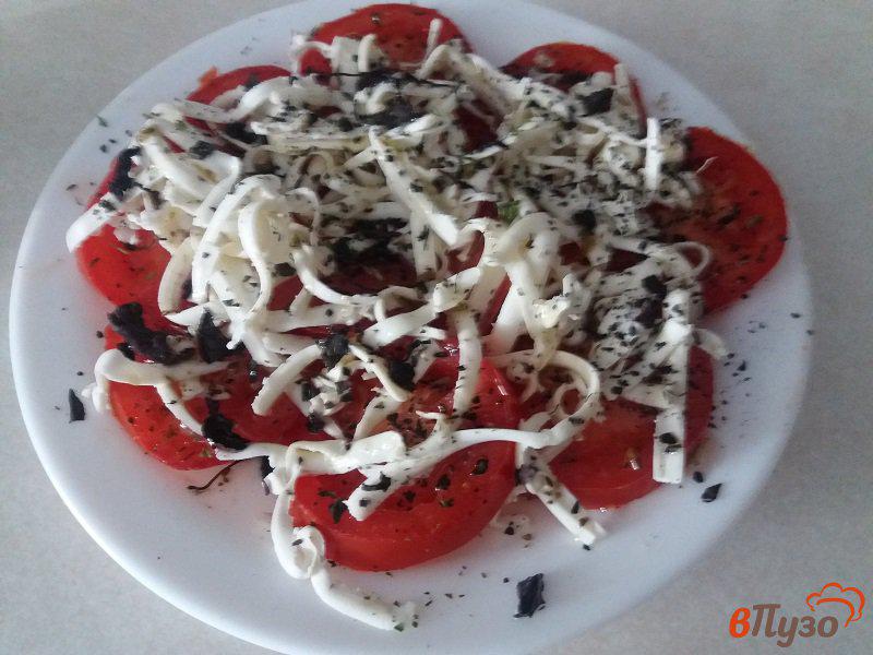 Фото приготовление рецепта: Салат из помидор в прованском стиле шаг №4